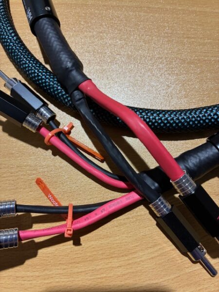 Här har vi krympslang som täcker kabeltrådarna.